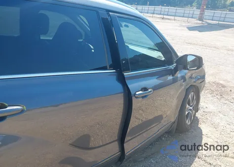 2021 Toyota Highlander Xle z USA, uszkodzony, nr VIN 5TDGZRBH6MS153271